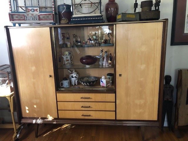 A beautiful lacquered Mid-century Modern hutch manufactured in Germany during the 1950s/1960's by Munker Modell in amazing vintage conditio