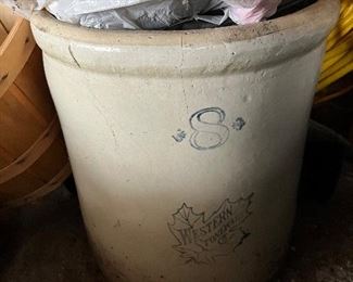 Western Stoneware 8 gallon crock