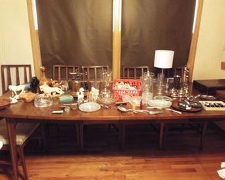 Mid Century Table w/3 leaves, 6 chairs, and cover