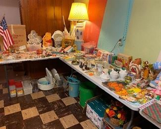 Cake decorating tips, Wilton cake pans, napkins, decorations