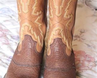 Durango Boots Size 9 https://www.texasonlineauctionhouse.com/
