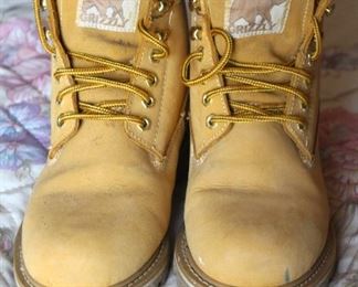 Grizzly Boots Size 9 https://www.texasonlineauctionhouse.com/