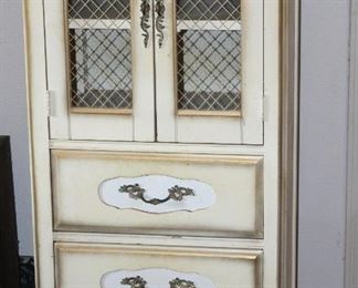 Cute White Three Drawer Hutch https://www.texasonlineauctionhouse.com/