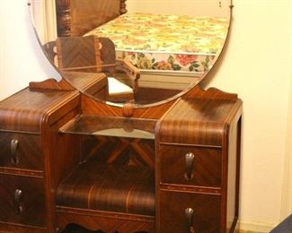 Real Nice Vintage Waterfall Vanity https://www.texasonlineauctionhouse.com/