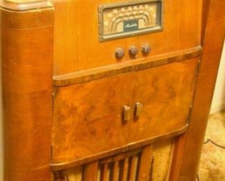 Vintage Mantola Tube Radio and Record Player https://www.texasonlineauctionhouse.com/