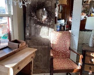 Antique furniture & decor