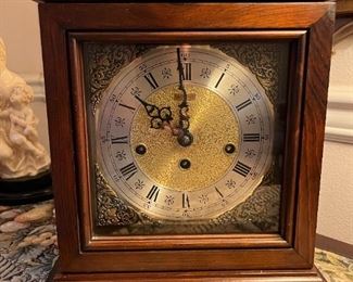 New England Traditions chiming clock. Franz Hermie movement. 