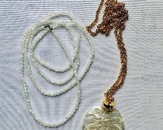 Mother-of-pearl monstera leaf necklace (R)