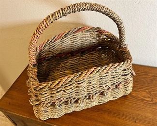Seagrass Basket With Handle 15 x 16 x 10in	HxWxD
