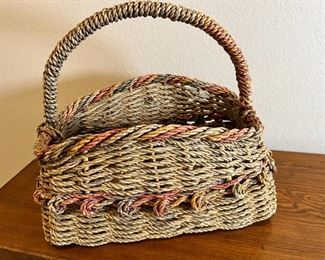 Seagrass Basket With Handle 15 x 16 x 10in	HxWxD
