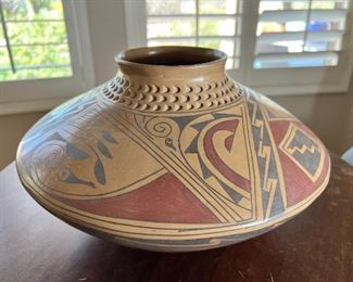 Daniel Gonzalez Mata Ortiz Polychrome Pot Native American Pottery 	7.5 x 12.5in diameter.	
