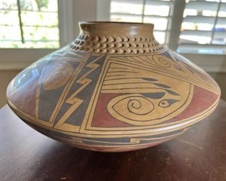 Daniel Gonzalez Mata Ortiz Polychrome Pot Native American Pottery 	7.5 x 12.5in diameter.	
