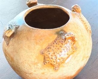 Betty Manygoats Navajo Horned Toad Pitch Pot Bowl Effigy Native American Pottery Pot Bowl Diné	4 x 5in diameter	
