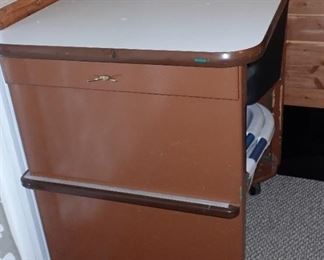 METAL CART ON WHEELS