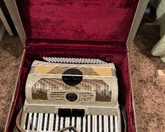 CURT accordion w/ case