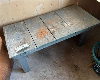 A good wood bench for flowers/plants, crocks & jugs or whatever…