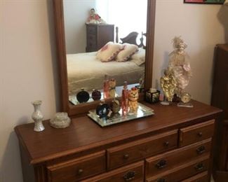 mirror not reflecting the vampire on the other side of the bed there