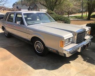1989 Lincoln Town Car Signature Series.  Scroll down for more pictures! 