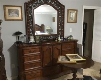 Dresser and mirror that matches a bedroom suite