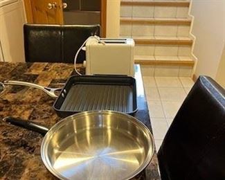 Cuisinart Griddle pan slightly used        White Toaster Frying Pan is sold