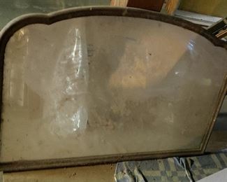 Mirror to the dresser n the previous pic