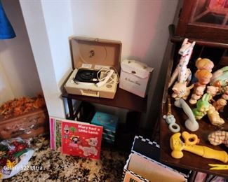 VINATGE RECORED PLAYER