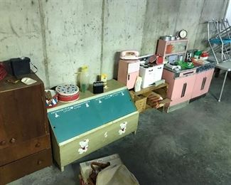 TOY BOX, VINTAGE PINK METAL WOLVERINE KIDS KITCHEN SET WITH DISHES, VINTAGE RETRO CHROME KIDS TABLE AND CHAIRS 