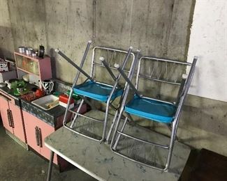RETRO CHILDS TABLE AND 4 CHAIRS