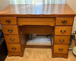 Sewing machine cabinet - Cabinet closed