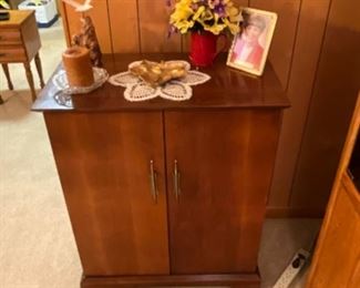 Bedroom - cabinet with doors