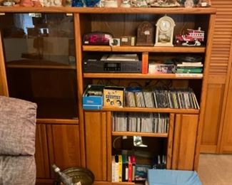 Entertainment center in LR -mdrawers on right & left pull out for CD storage 