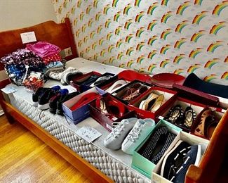 Shoes 9-9.5. $8 each 
Bed $40
