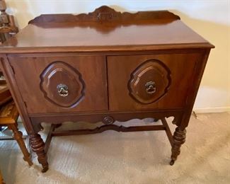 BUY IT NOW ! $200 Antique buffet/server