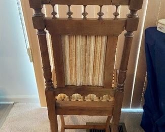 BUY IT NOW! $700.. Vintage Heritage Henredon Oval Light Oak Dining table, on casters. Comes with 3 leaves, and 6 chairs. Table measures: 53"l x 45"w x 29"h  (w/o leaves). Some wear showing on the chairs (minor stains, and a few flaws) 