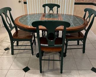 Dining Table w 4 Chairs and Built-in Leaf