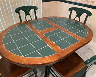 Dining Table w 4 Chairs and Built-in Leaf