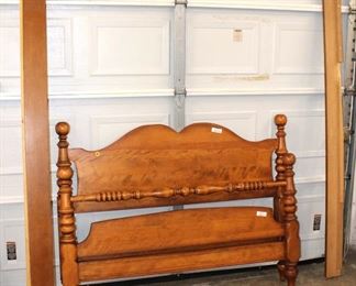 
Lot 562
Country Pine full size cannon ball bed with rails
