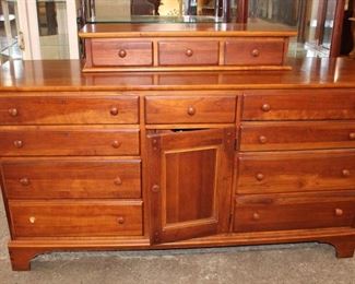 
Lot 640
Lexington Homestead Collection 9 drawer 1 door low chest with fitted interior and 3 drawer glove box top, door on chest will not close
