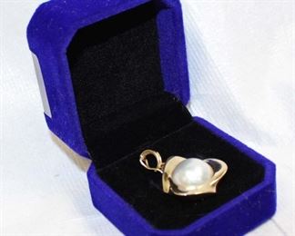 
Lot 683
13mm Mabe Pearl style and 14K gold pendant

