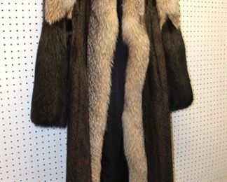 
Lot 737
Mink and fox full length multi color fur coat marked Diane Furs approx. size small
