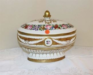 
Lot 781
Limoges Paris decorated covered bowl approx. 12" w 8" d x 10" h
