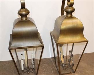 
Lot 786
Pair of large outdoor brass style carriage lamps (magnet does not stick) approx. 18" w x 17" d x 38" h

