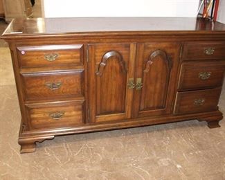 
Lot 810
Pennsylvania House solid cherry 6 drawer 2 door fitted interior low chest
