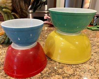 set of 4 vintage Pyrex mixing bowls