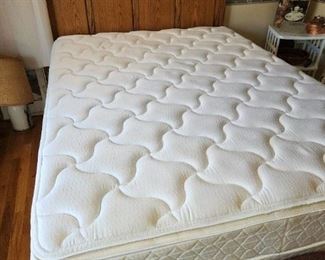 Double Bed w/Headboard 