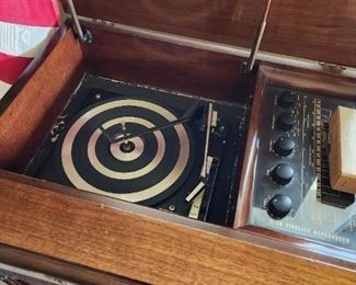 1950's Era Turntable/Radio in Cabinet 