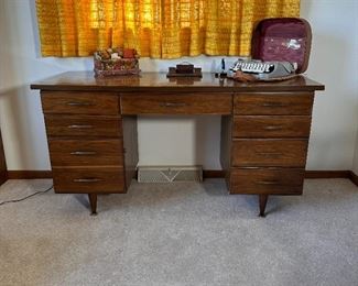 Vintage 8-drawer desk