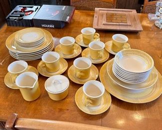 USA sunny yellow (Vendome) china set