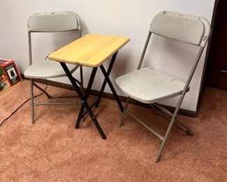 Folding plastic camp chairs and tv tray