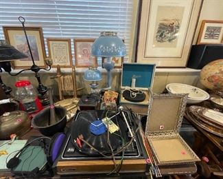Antique record players, lamp sets, photo frames, radio.